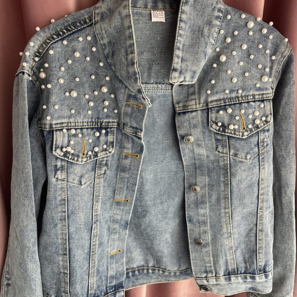 «Drunk in love» κλέψε τις εντυπώσεις, με το απόλυτο νυφικό jean jacket στολισμένο με πέρλες!! - Image 4