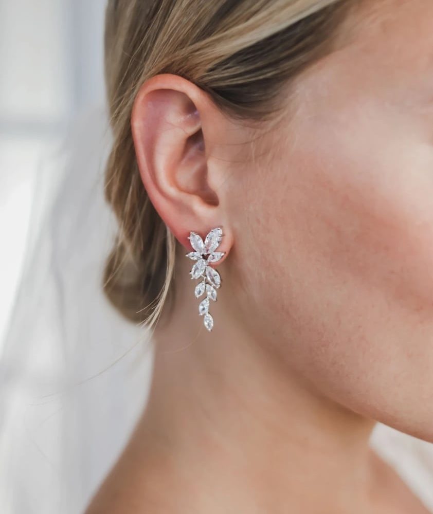 'Sophia' σκουλαρίκια σε ασημί , με κρύσταλλα ζιργκόν σε σχήμα που μοιάζουν με φυλλαράκια! - Image 7