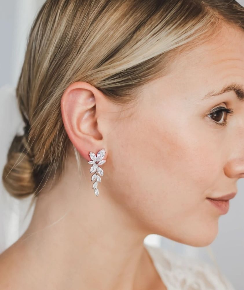 'Sophia' σκουλαρίκια σε ασημί , με κρύσταλλα ζιργκόν σε σχήμα που μοιάζουν με φυλλαράκια! - Image 5