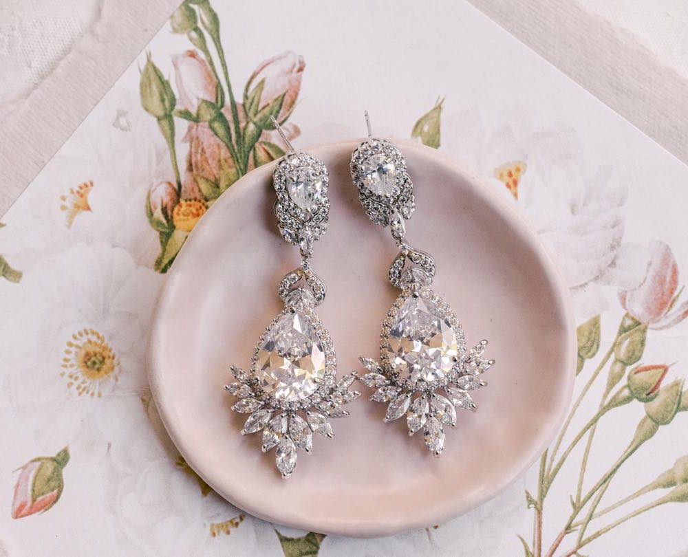 ''Adore'' εντυπωσιακά μακριά σκουλαρίκια με λευκές πέτρες ζιργκόν και σχεδιασμό που ξεχωρίζει!