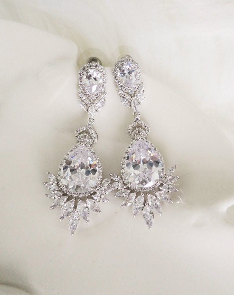 ''Adore'' εντυπωσιακά μακριά σκουλαρίκια με λευκές πέτρες ζιργκόν και σχεδιασμό που ξεχωρίζει! - Image 6