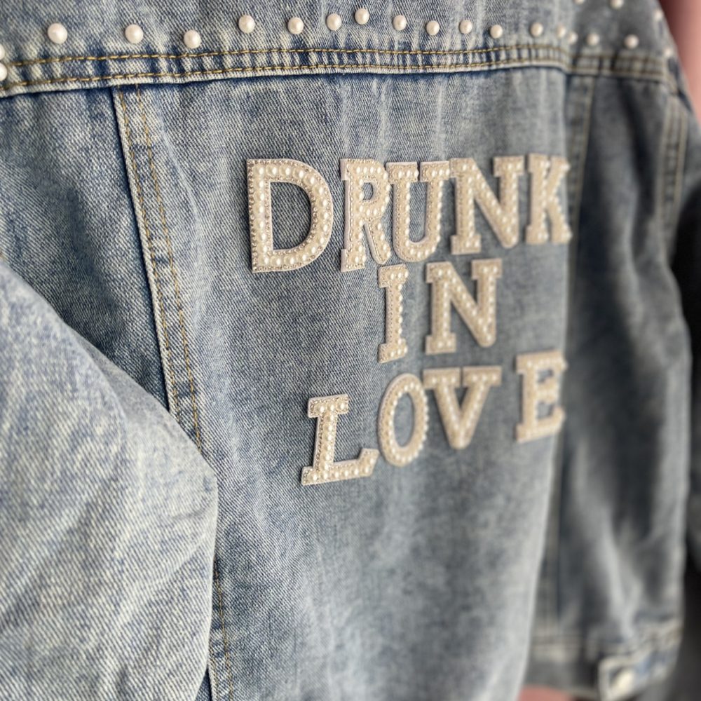 «Drunk in love» κλέψε τις εντυπώσεις, με το απόλυτο νυφικό jean jacket στολισμένο με πέρλες!! - Image 3