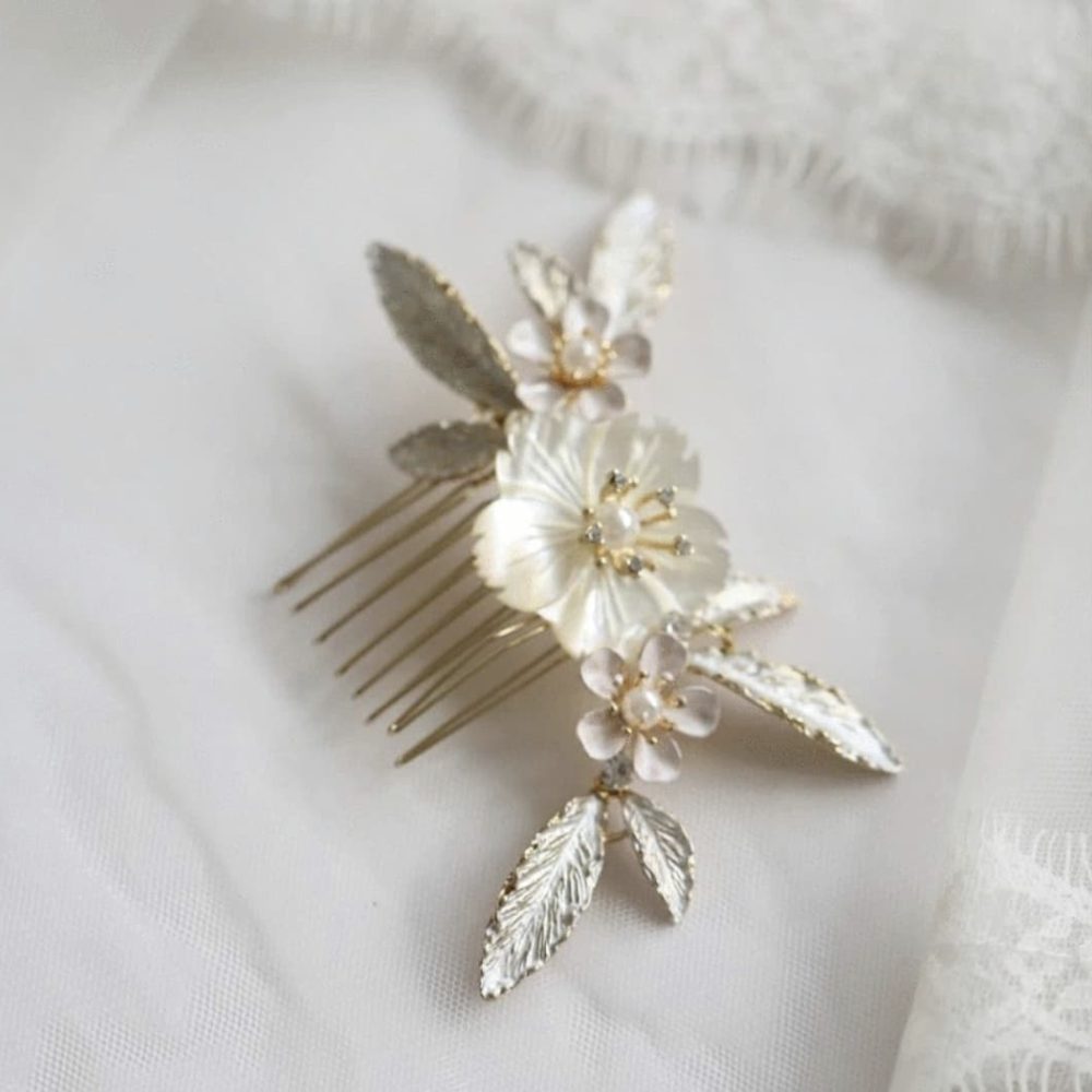 Χειροποίητο χτενάκι 'Alexa' με λευκό σμάλτο στα φύλλα και λουλούδι από φίλντισι - Image 3