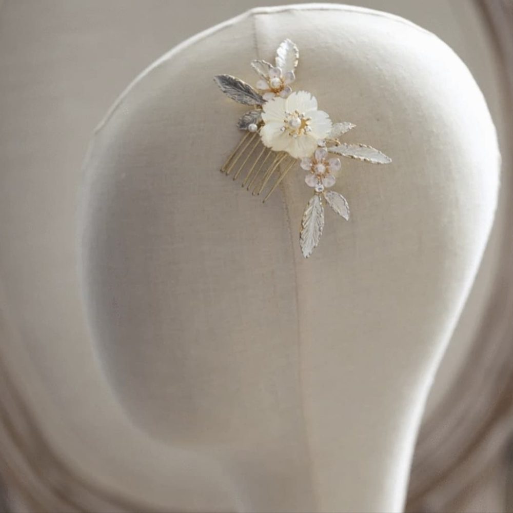 Χειροποίητο χτενάκι 'Alexa' με λευκό σμάλτο στα φύλλα και λουλούδι από φίλντισι - Image 2