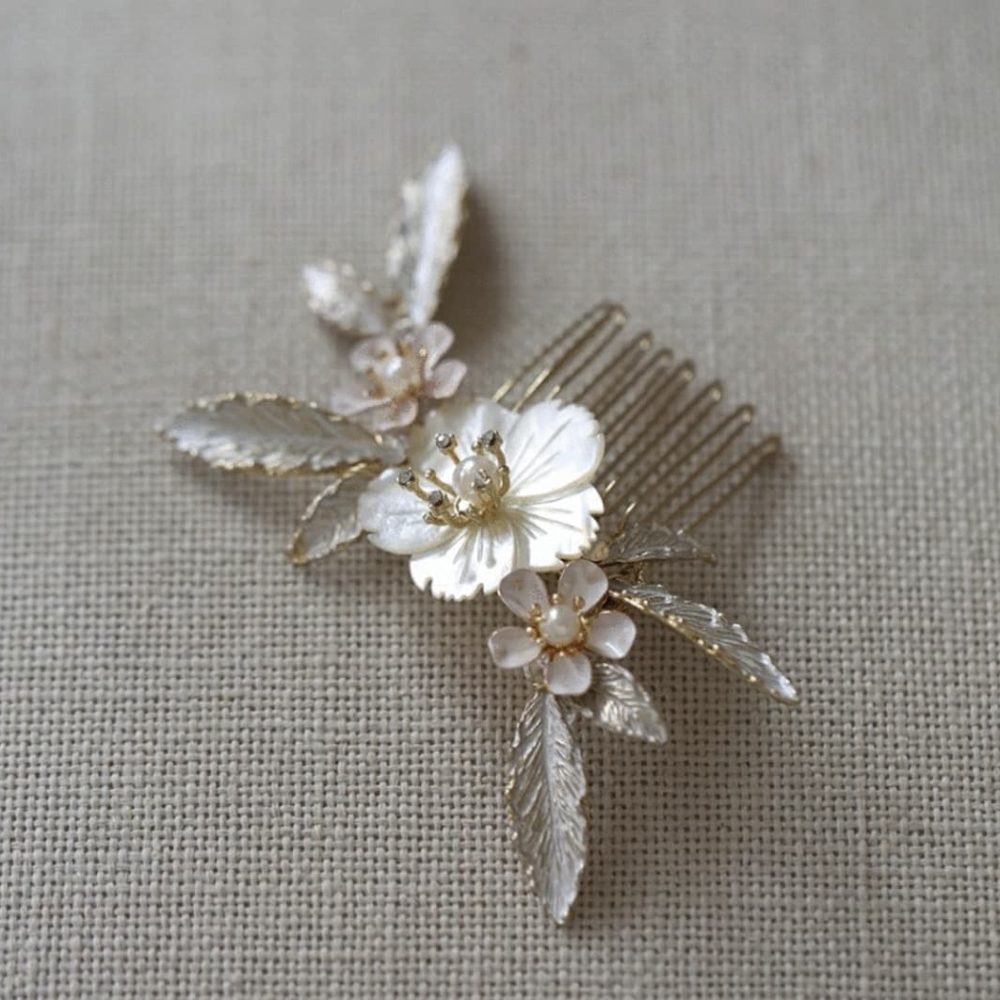 Χειροποίητο χτενάκι 'Alexa' με λευκό σμάλτο στα φύλλα και λουλούδι από φίλντισι - Image 8