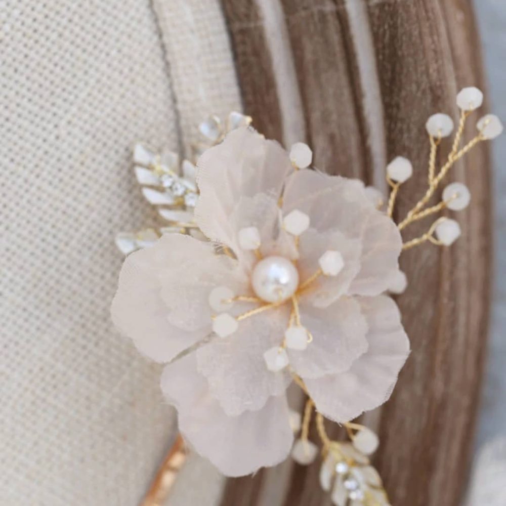 Νude pink ονειρεμένο σετ από δύο νυφικές φουρκέτες με ρομαντικά λουλούδια και πέρλες - Image 2