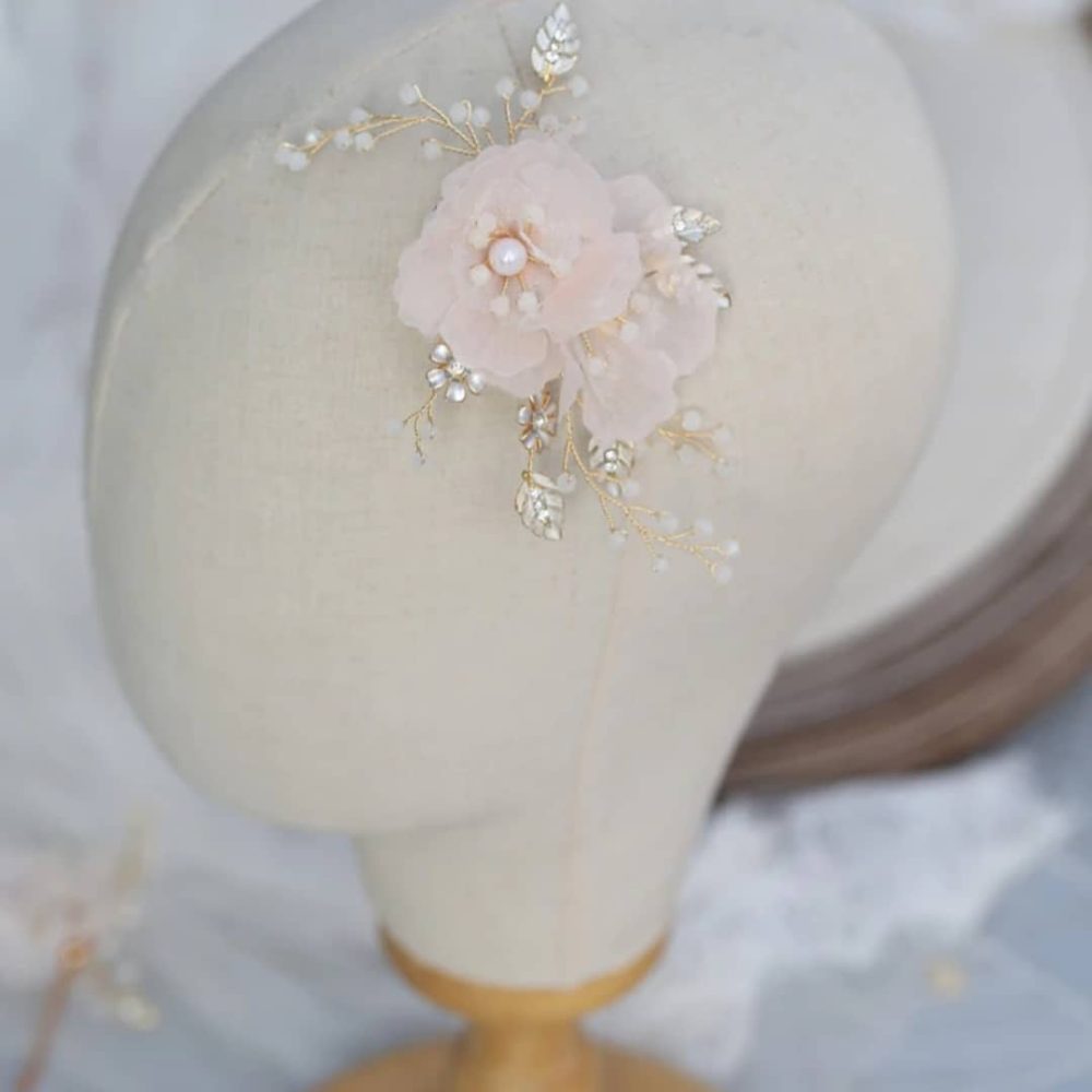 Νude pink ονειρεμένο σετ από δύο νυφικές φουρκέτες με ρομαντικά λουλούδια και πέρλες - Image 3