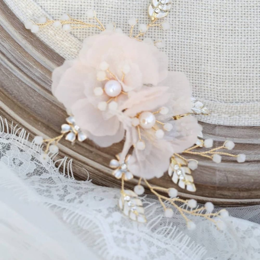 Νude pink ονειρεμένο σετ από δύο νυφικές φουρκέτες με ρομαντικά λουλούδια και πέρλες - Image 4