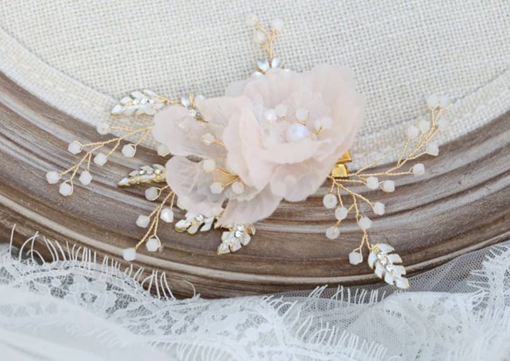 Νude pink ονειρεμένο σετ από δύο νυφικές φουρκέτες με ρομαντικά λουλούδια και πέρλες - Image 5