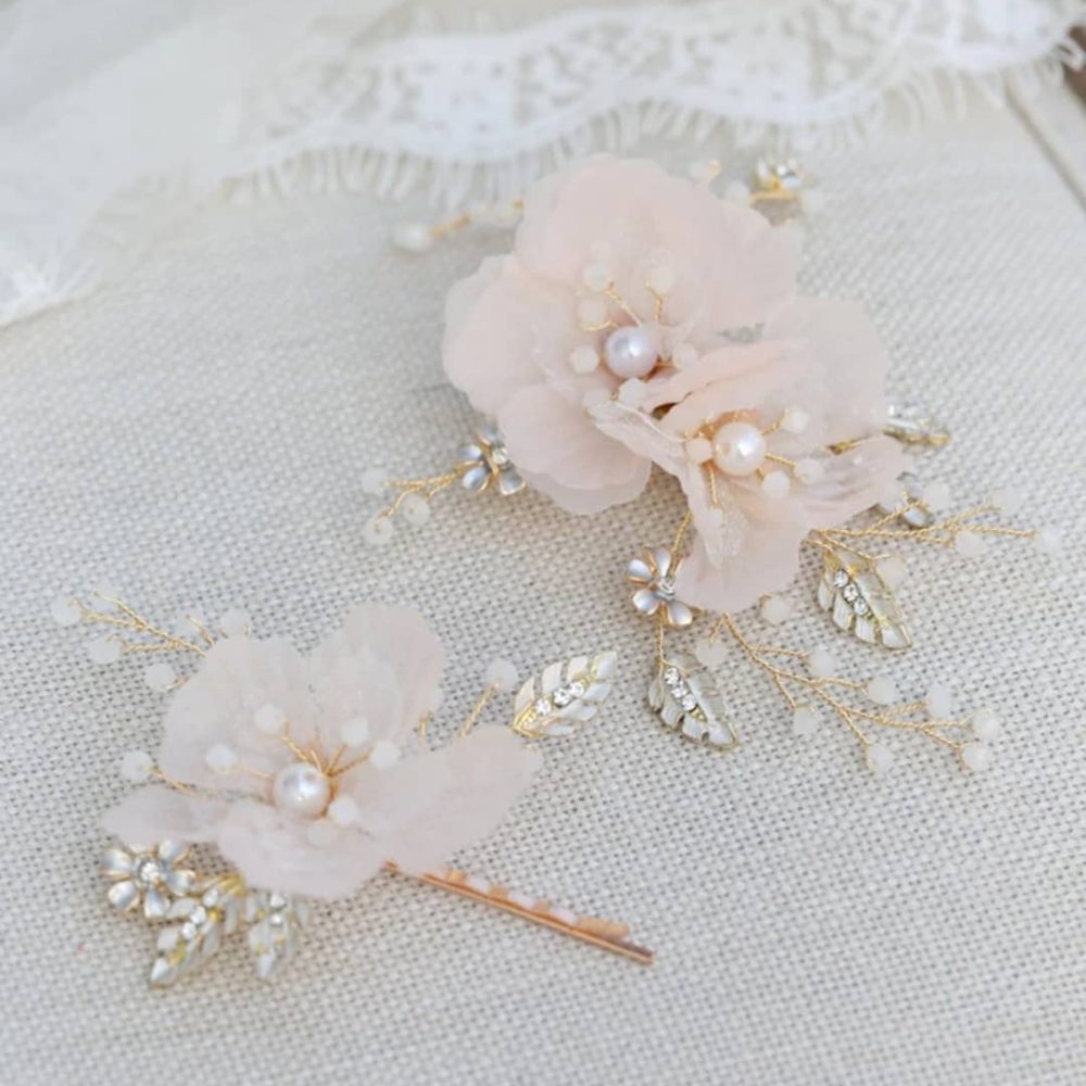 Νude pink ονειρεμένο σετ από δύο νυφικές φουρκέτες με ρομαντικά λουλούδια και πέρλες - Image 6