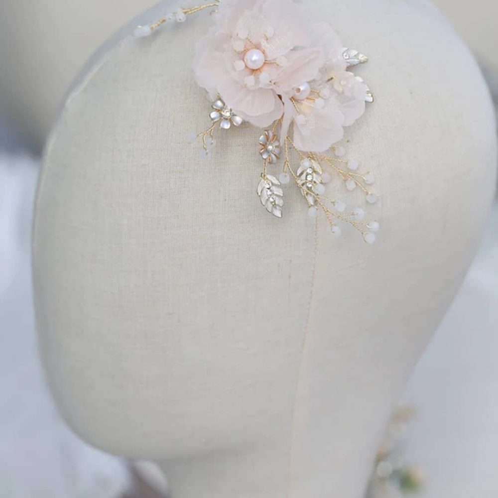 Νude pink ονειρεμένο σετ από δύο νυφικές φουρκέτες με ρομαντικά λουλούδια και πέρλες - Image 7