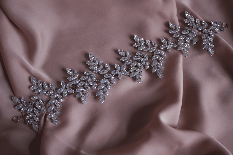 “Luna” πανέμορφο headpiece! Με πάρα πολύ λαμπερούς κρύσταλλους απόλυτης καθαρότητας! Ταιριάζει με ευκολία με όλα τα στυλ νυφικών!