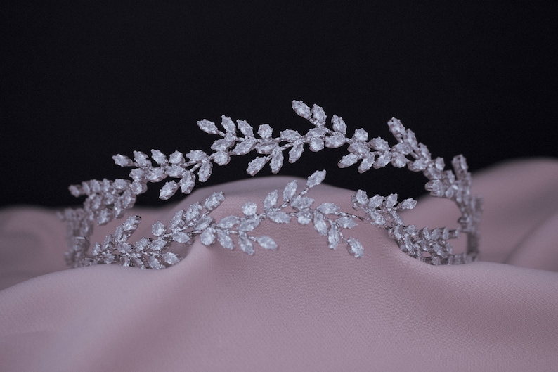 “Faidra” ένα κομψό νυφικό αξεσουάρ με διπλή σειρά από πέτρες ζιργκόν σε σχήμα φύλλων!