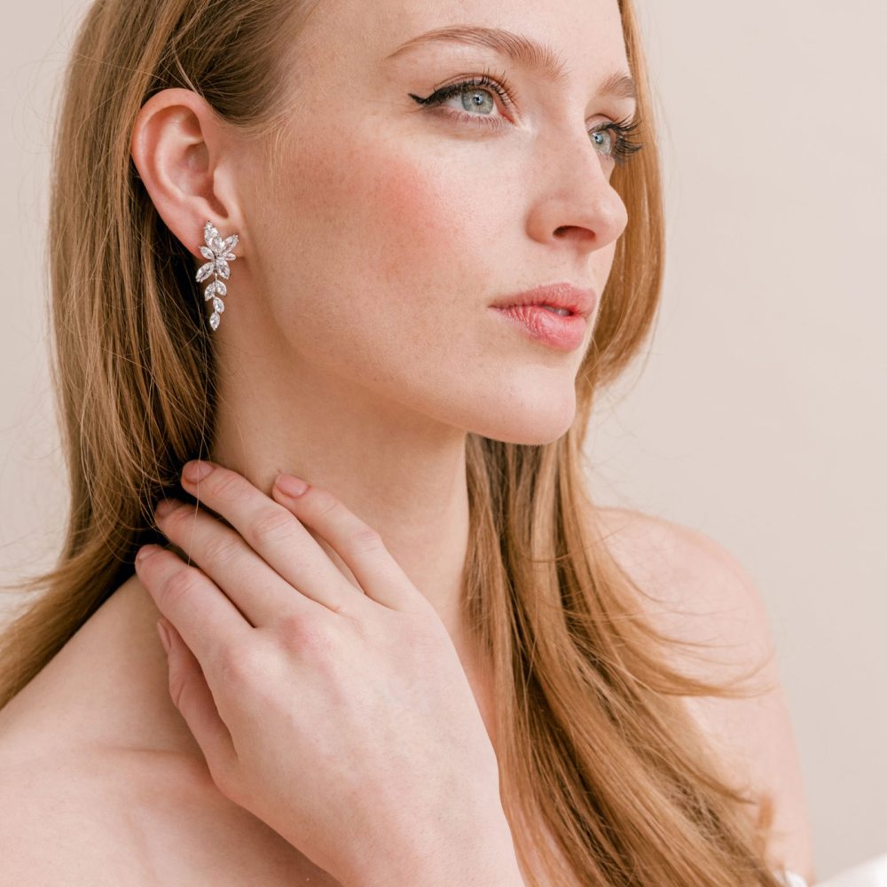 'Sophia' σκουλαρίκια σε ασημί , με κρύσταλλα ζιργκόν σε σχήμα που μοιάζουν με φυλλαράκια! - Image 2