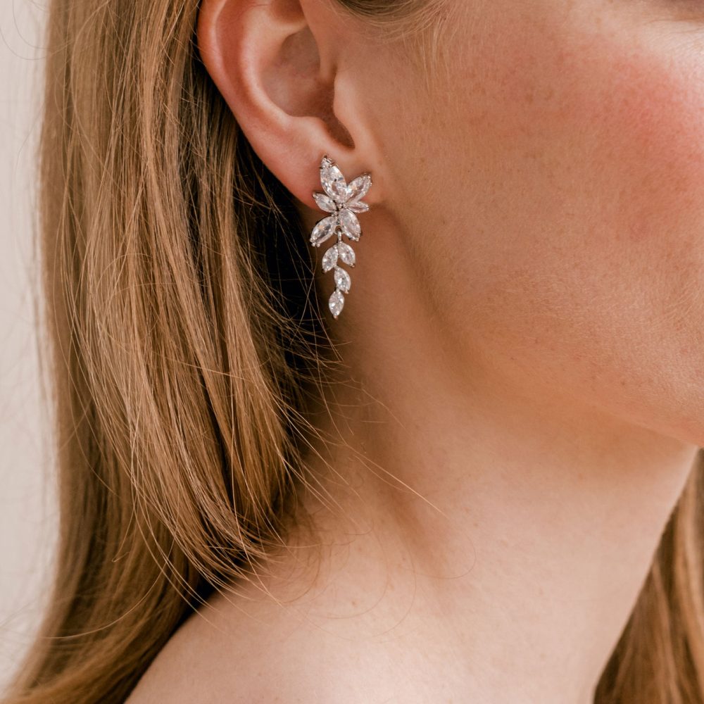 'Sophia' σκουλαρίκια σε ασημί , με κρύσταλλα ζιργκόν σε σχήμα που μοιάζουν με φυλλαράκια!