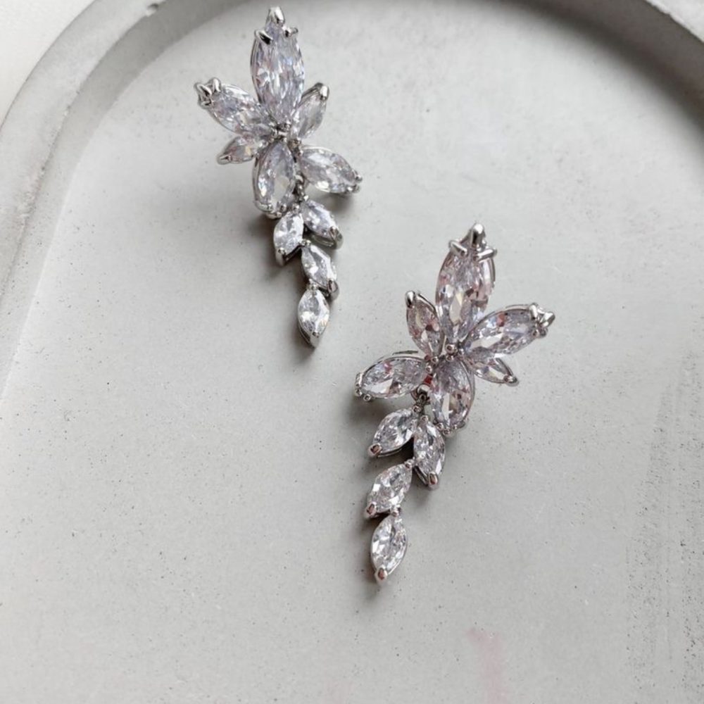 'Sophia' σκουλαρίκια σε ασημί , με κρύσταλλα ζιργκόν σε σχήμα που μοιάζουν με φυλλαράκια! - Image 3