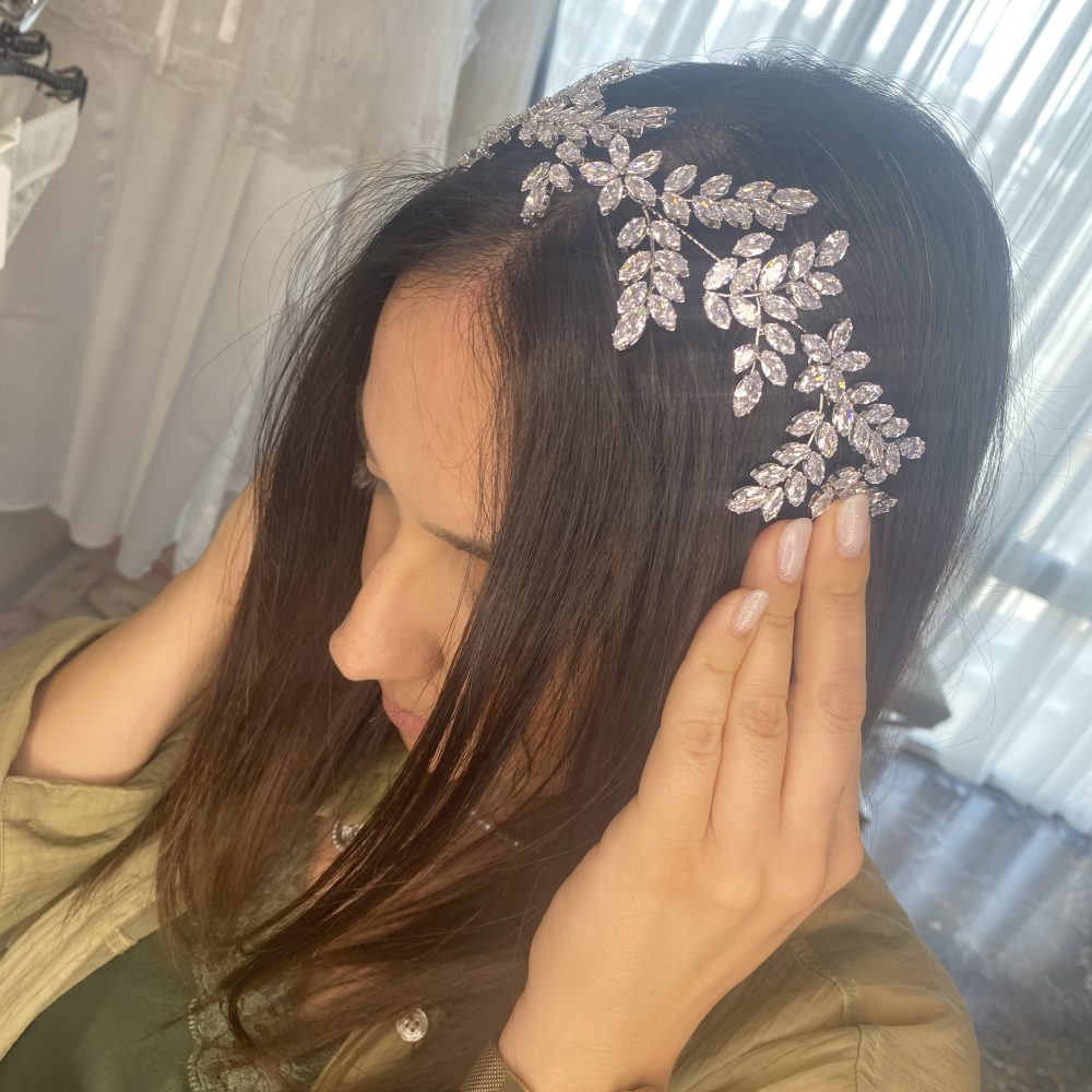 “Luna” πανέμορφο headpiece! Με πάρα πολύ λαμπερούς κρύσταλλους απόλυτης καθαρότητας! Ταιριάζει με ευκολία με όλα τα στυλ νυφικών! - Image 10