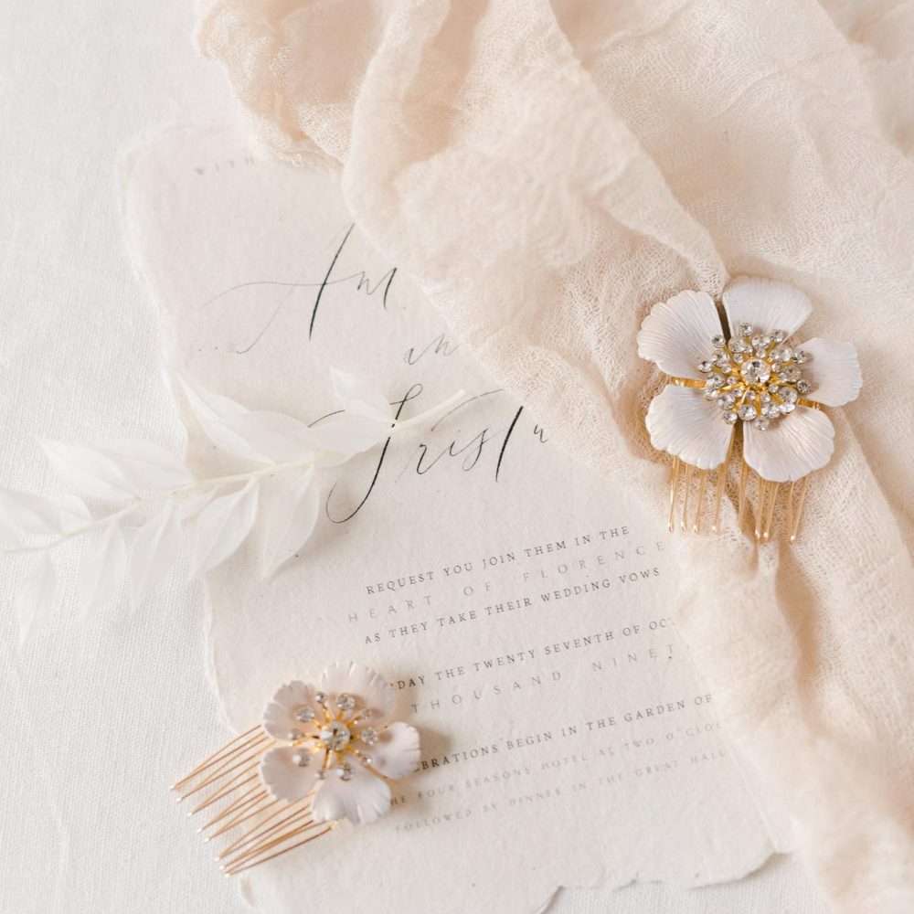 Σετ πανέμορφα χτενάκια «Daphne» . Σε σχήμα λουλουδιού, στολισμένα με κρύσταλλα, αποτελούν ιδανική επιλογή για ένα ρομαντικό look! - Image 3