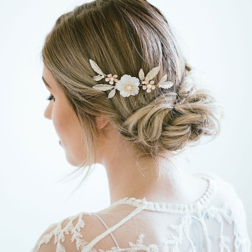 Χειροποίητο χτενάκι 'Alexa' με λευκό σμάλτο στα φύλλα και λουλούδι από φίλντισι - Image 5