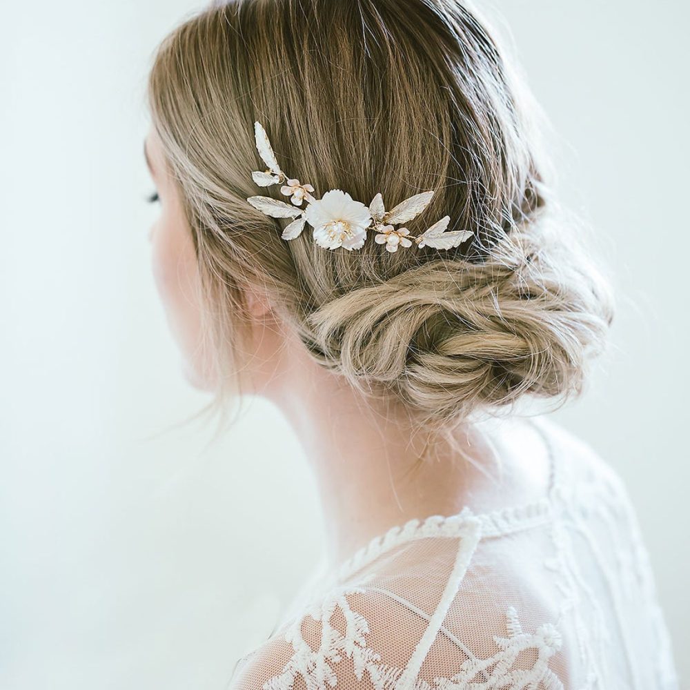 Χειροποίητο χτενάκι 'Alexa' με λευκό σμάλτο στα φύλλα και λουλούδι από φίλντισι - Image 6