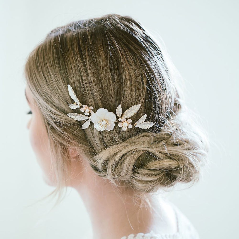 Χειροποίητο χτενάκι 'Alexa' με λευκό σμάλτο στα φύλλα και λουλούδι από φίλντισι - Image 4