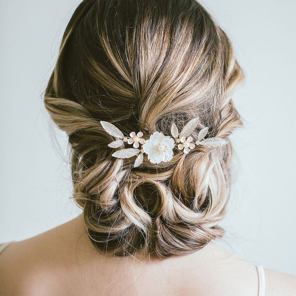 Χειροποίητο χτενάκι 'Alexa' με λευκό σμάλτο στα φύλλα και λουλούδι από φίλντισι - Image 7