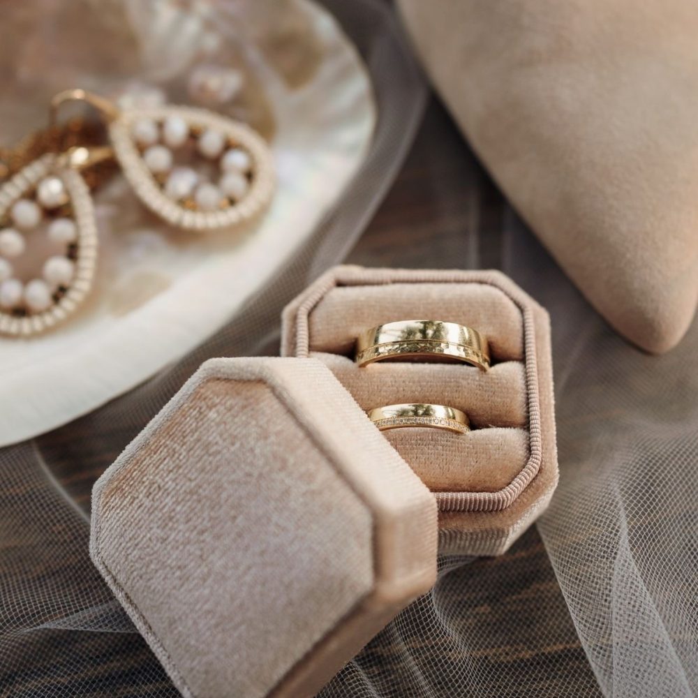 Βελούδινο κουτί για βέρες , σε μπεζ απόχρωση! Ιδανικό για την φωτογράφηση των κοσμημάτων σου!