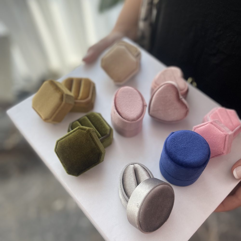 Οβάλ βελούδινο κουτί για βέρες, σε ασημί! - Image 3