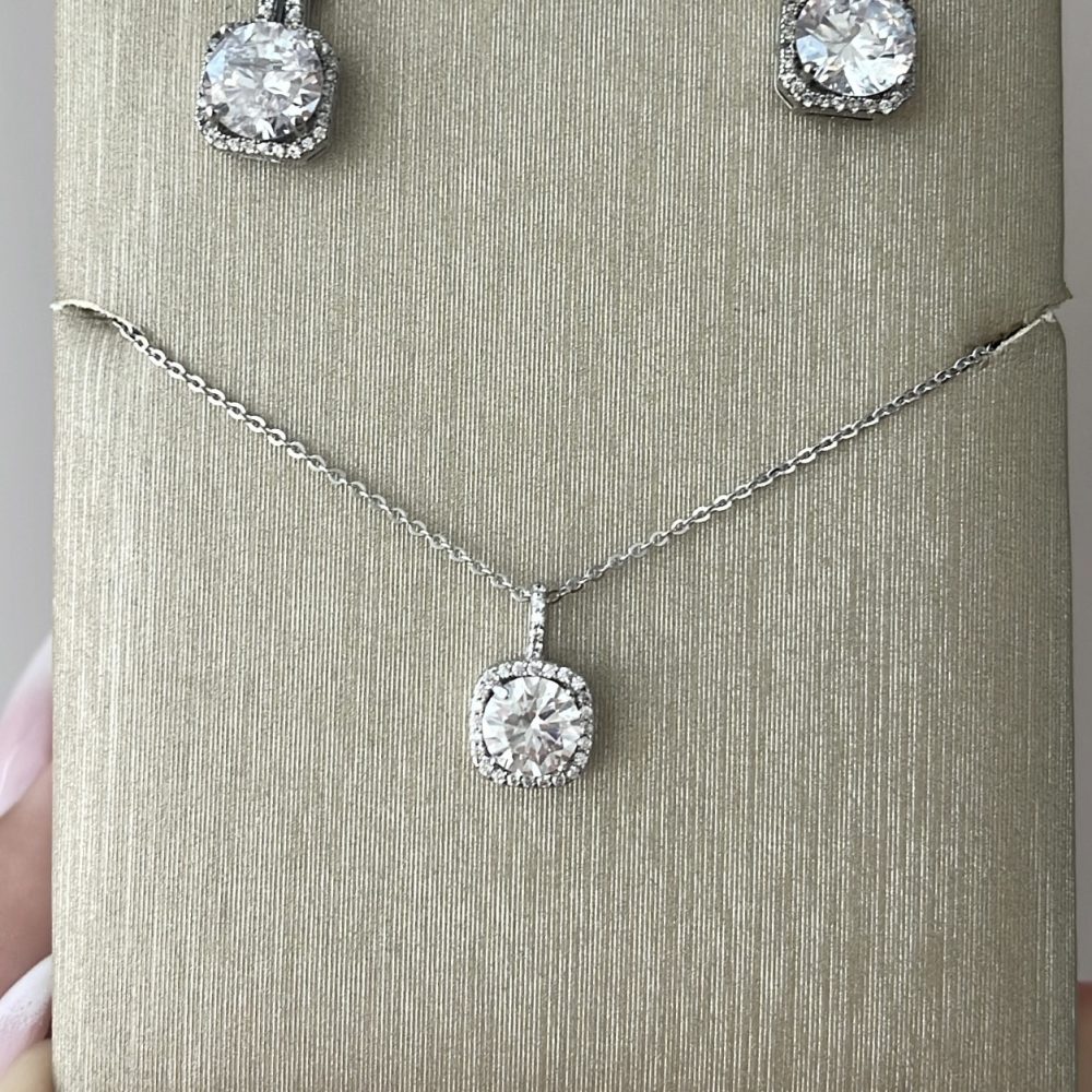 “Sparks” σετ διακριτικό , όμως με γεμάτη λάμψη & υπέροχη κοπή στα ζιργκόν!