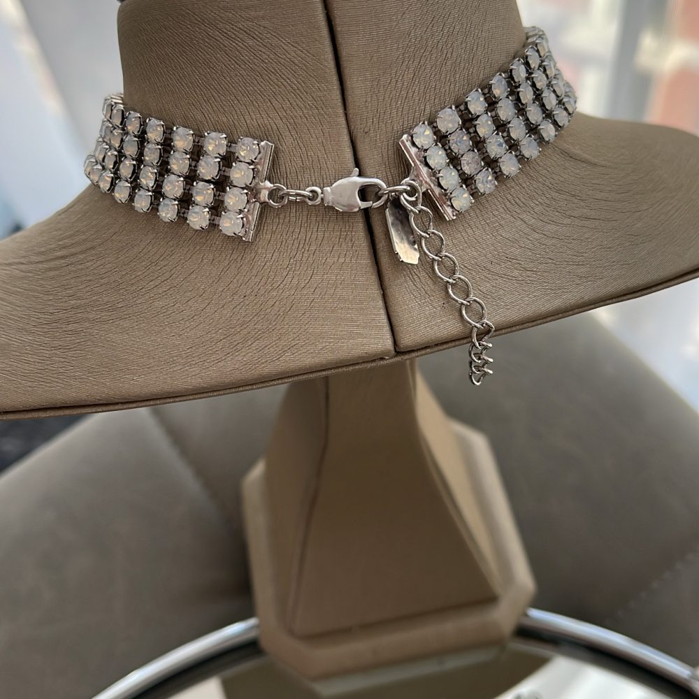 “The white choker” πανέμορφο κολιέ τσόκερ με λαμπερά Swarovski σε ημιδιάφανη γαλακτερή απόχρωση! - Image 3