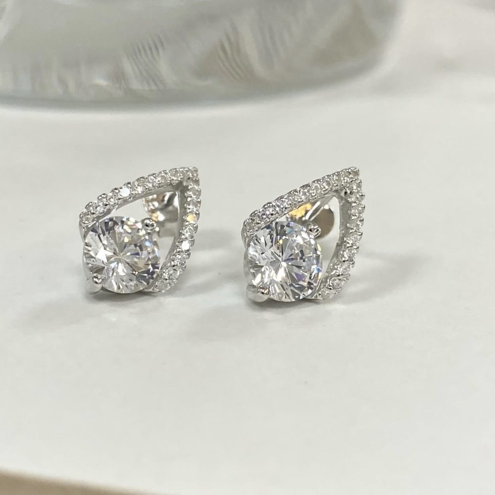 “Allover” ασημένια καρφωτά σκουλαρίκια σε σχήμα δάκρυ με λευκά ζιργκόν, κατασκευασμένα από ασήμι 925•! - Image 2