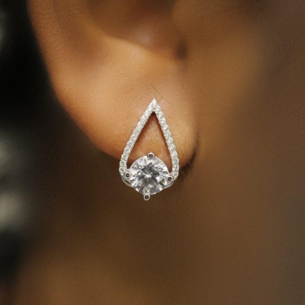 “Allover” ασημένια καρφωτά σκουλαρίκια σε σχήμα δάκρυ με λευκά ζιργκόν, κατασκευασμένα από ασήμι 925•! - Image 3