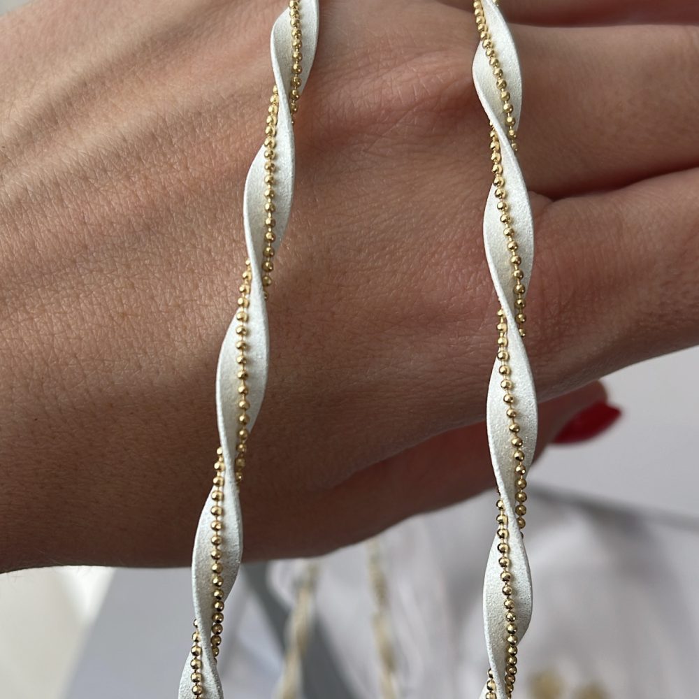 “Harper” στέφανα γάμου επάργυρα. Η βάση από τα στέφανα είναι λευκό σμάλτο και είναι πλεγμένα με διπλή επίχρυση αλυσίδα! - Image 2