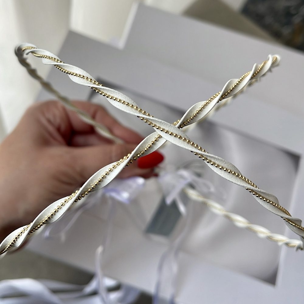 “Harper” στέφανα γάμου επάργυρα. Η βάση από τα στέφανα είναι λευκό σμάλτο και είναι πλεγμένα με διπλή επίχρυση αλυσίδα! - Image 1