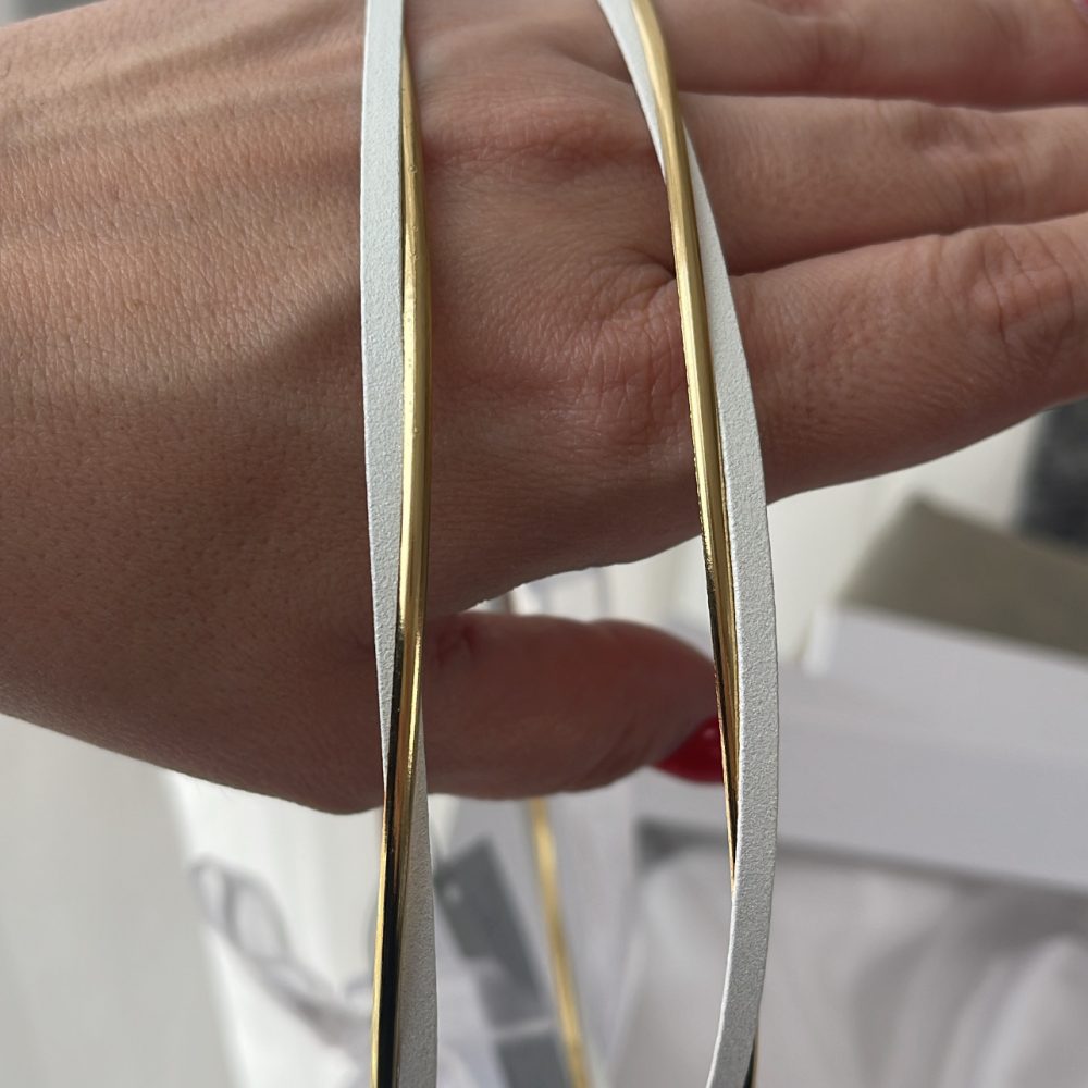 “White tales” Στέφανα γάμου επάργυρα. Η βάση από τα στέφανα είναι λευκό σμάλτο και έχει πλεγμένη γυαλιστερή επίχρυση βέργα!