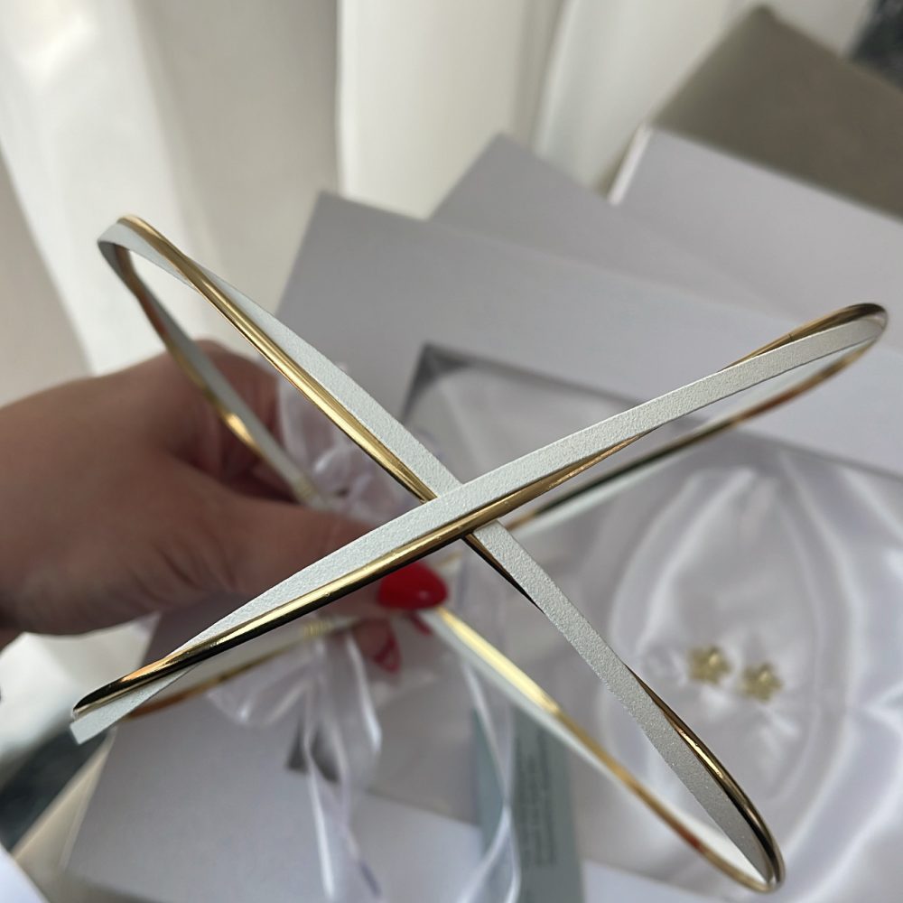 “White tales” Στέφανα γάμου επάργυρα. Η βάση από τα στέφανα είναι λευκό σμάλτο και  έχει πλεγμένη γυαλιστερή επίχρυση βέργα! - Image 2