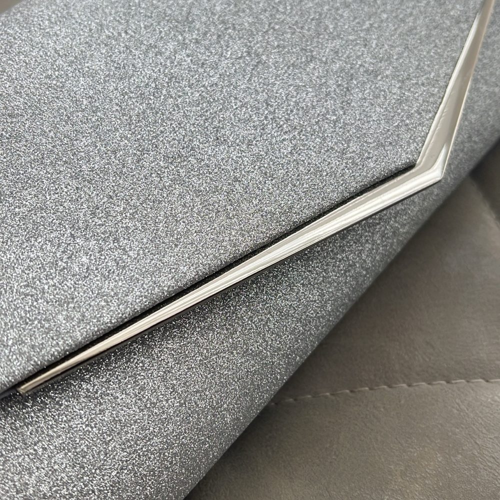 Τσάντα φάκελος ασημί Arrow με λεία μεταλλική λεπτομέρεια! - Image 2