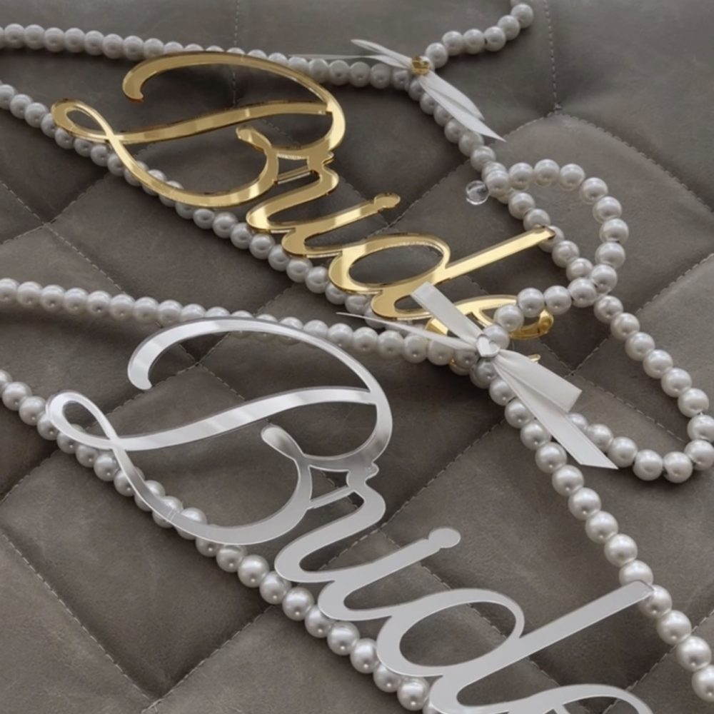 Κρεμάστρα για νυφικό με πέρλες, ασημί καθρέφτη plexiglass με το “Bride” και σατέν κορδέλα! - Image 2