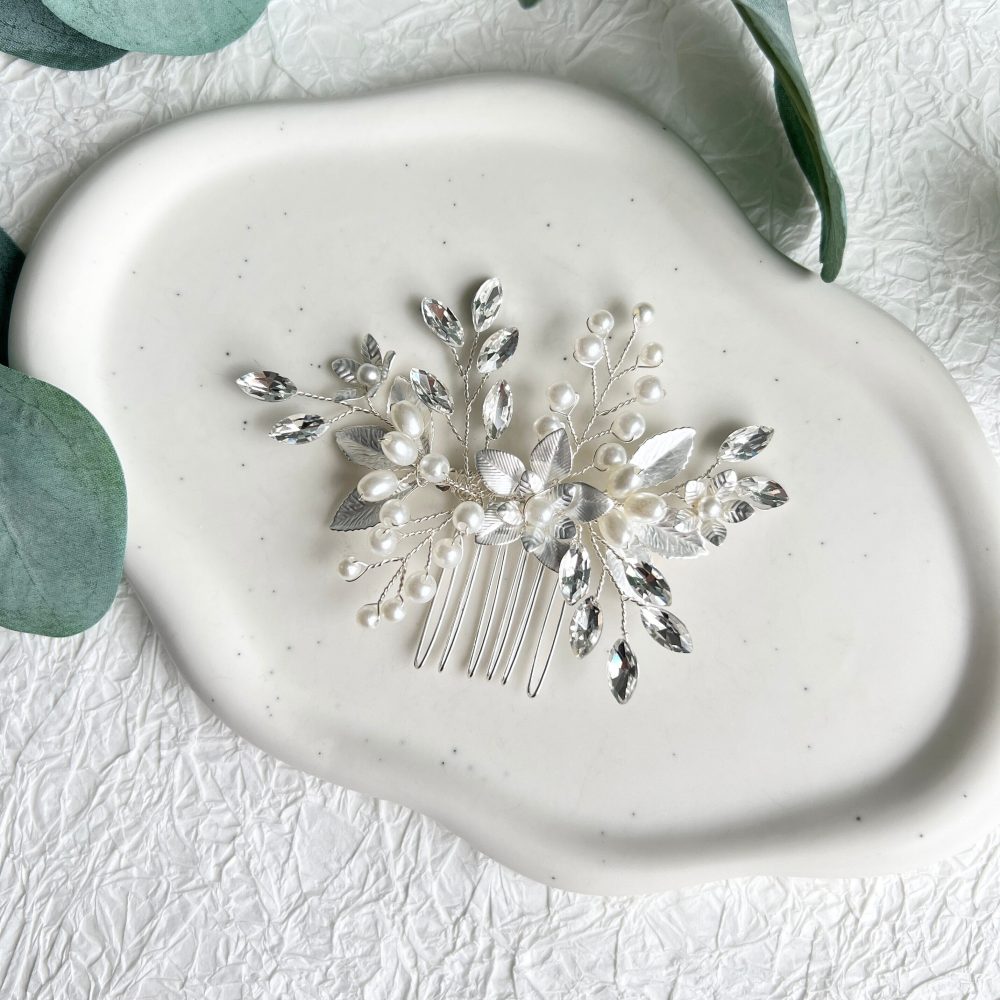 Πανέμορφο χειροποίητο χτενάκι , με ασημί & λευκές λεπτομέρειες! Ιδανικό για πιάσιμο στο πλάι! - Image 1