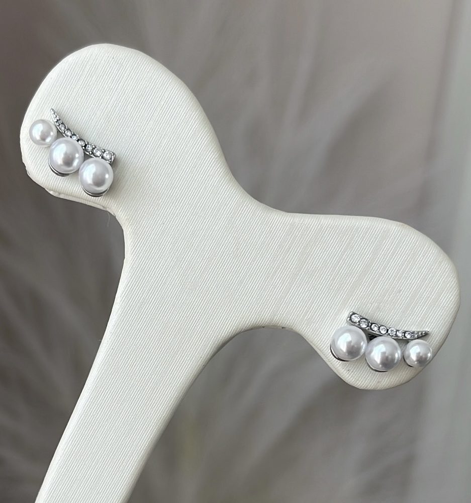 Μικρά στυλάτα σκουλαρίκια με πέρλες! Ιδανικά για να φορεθούν στη δεύτερη τρύπα αυτιού!