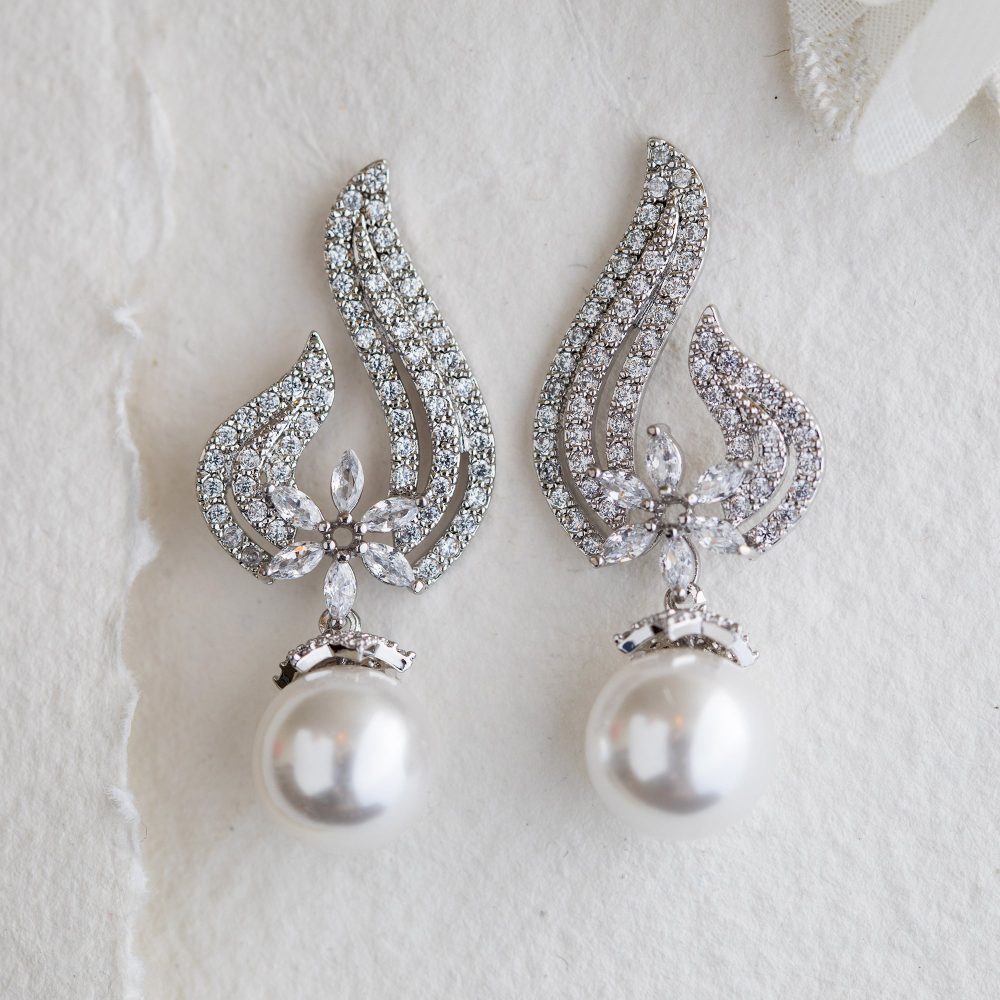 “Billie” pearl and crystal earrings!