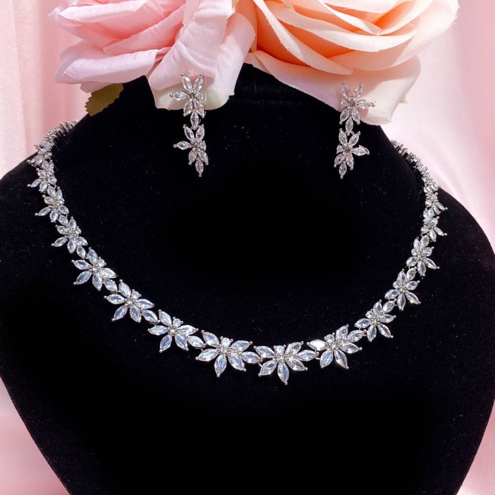 “Perfect Floral” εντυπωσιακό σετ κολιέ & σκουλαρίκια! Με κρύσταλλα ζιργκόν εξαιρετικής λάμψης!