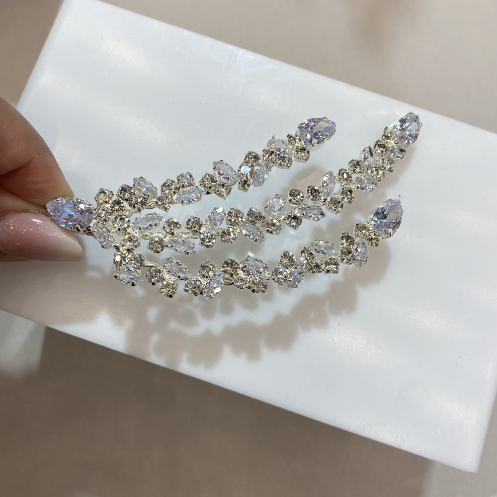 «Side Elegance» χτενάκι ιδανικό για το πλάι ή για να στολίσει το πιάσιμο του σινιόν! Με κορυφαίας καθαρότητας ζιργκόν!