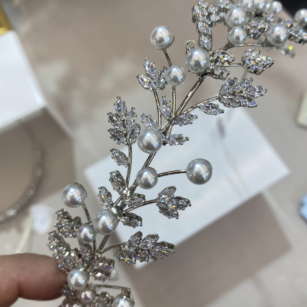 “Justin” ρομαντική στέκα με εξαιρετικής ποιότητας , υπέρλαμπρα ζιργκόν & πέρλες!