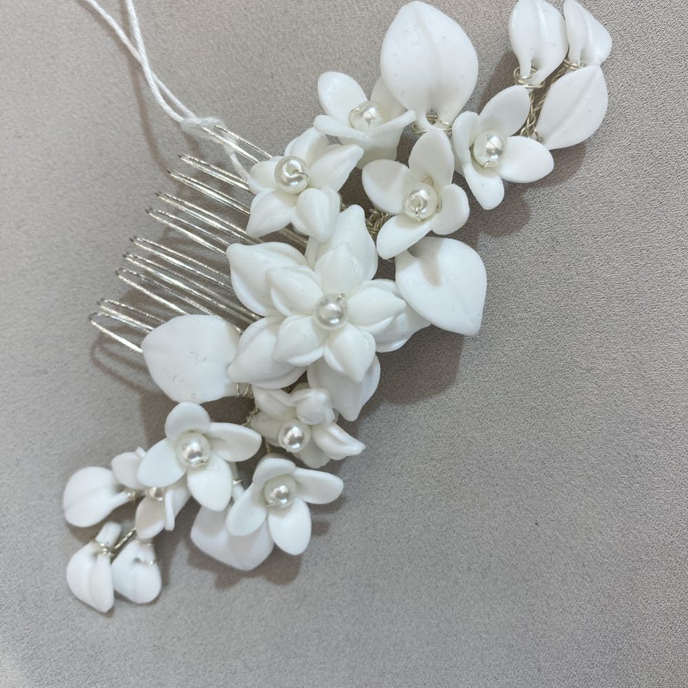 “Melody” νυφικό χτενάκι με λευκά κεραμικά ανθάκια! - Image 2