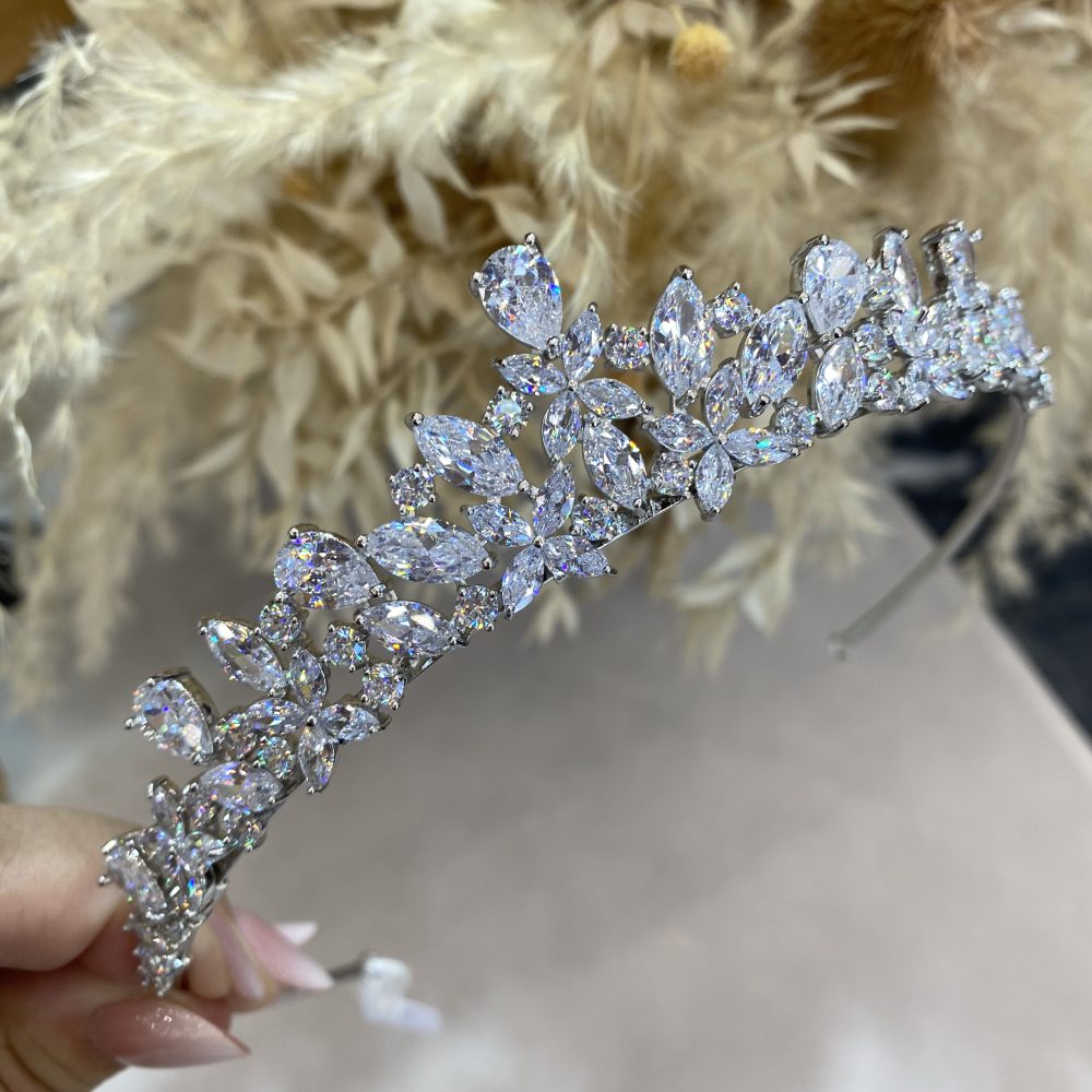 “Sillia” τιάρα με εξαιρετικής ποιότητας λαμπερούς κρύσταλλους ζιργόν!