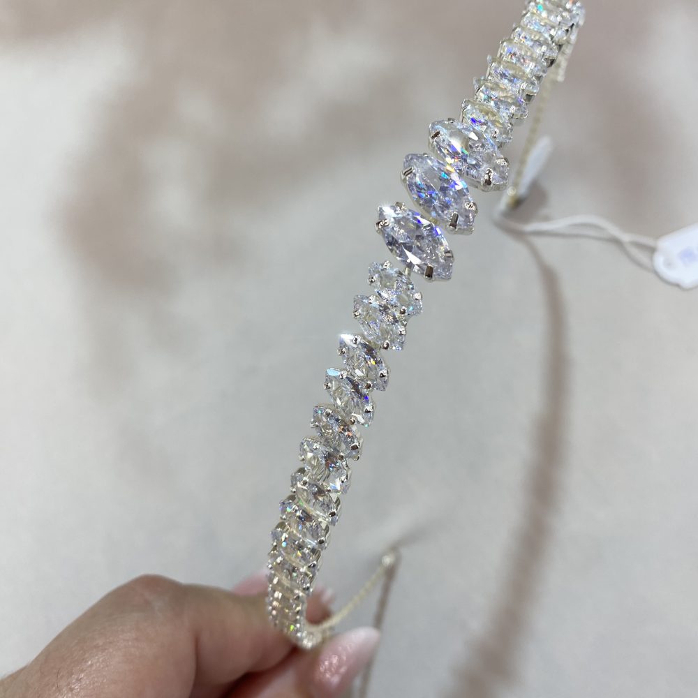 «Carlita» υπέρλαμπρη στέκα με κορυφαίας ποιότητας ζιργκόν!