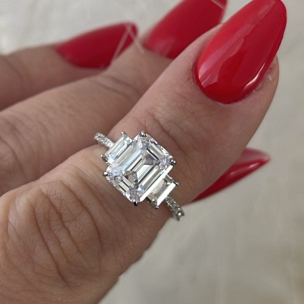 Μονόπετρο δαχτυλίδι με υπέροχη γεωμετρία στην κοπή! Ασήμι •925 με ζιργκόν 5Α!!