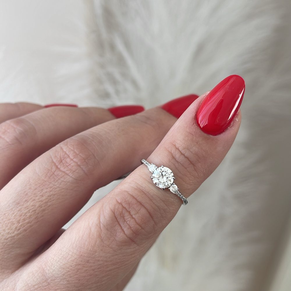 Κομψό και διαχρονικό μονόπετρο! Από ασημί 925 με λαμπερά ζιργκόν!