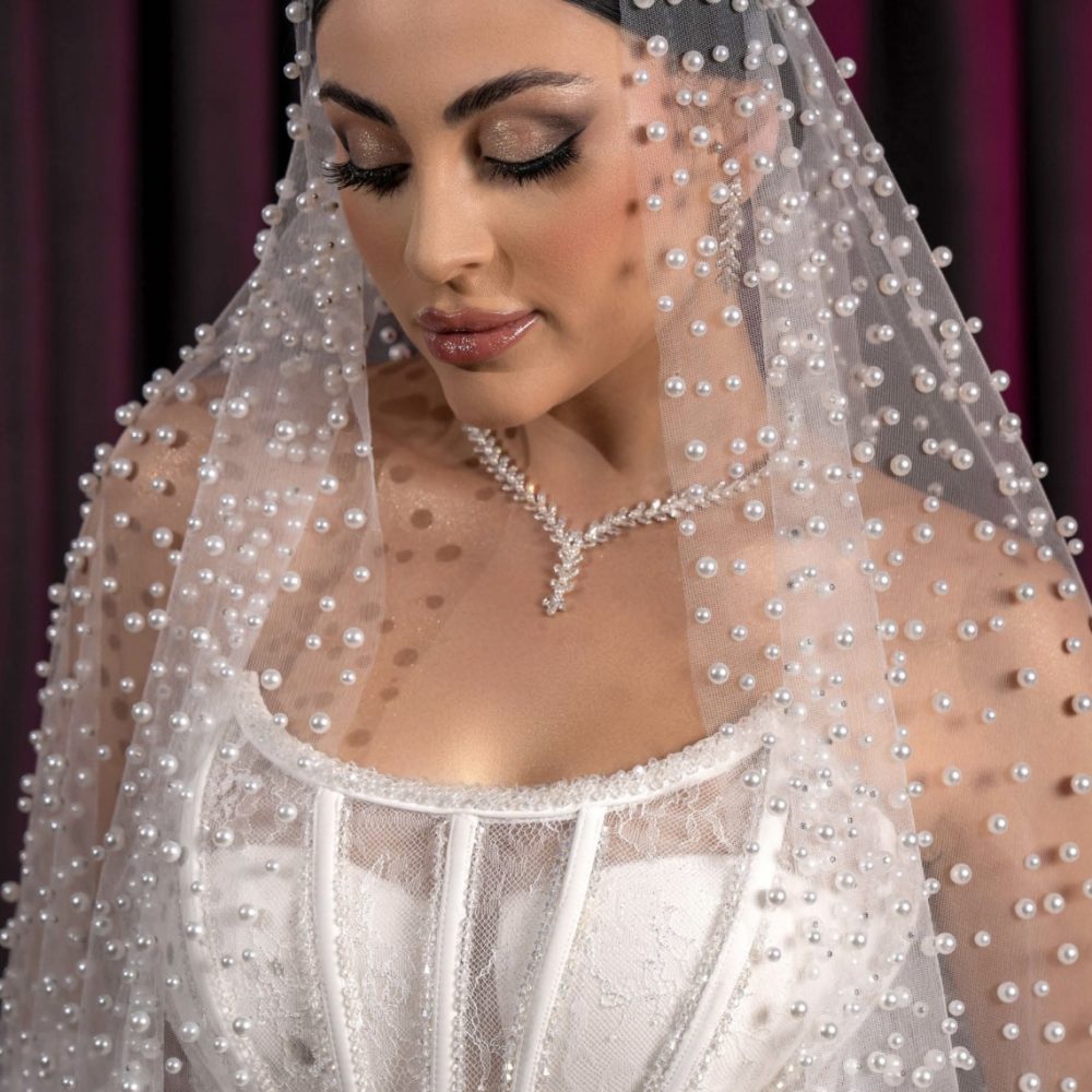 Στυλάτο & elegant νυφικό πέπλο, στολισμένο στο χέρι με περλίτσες!